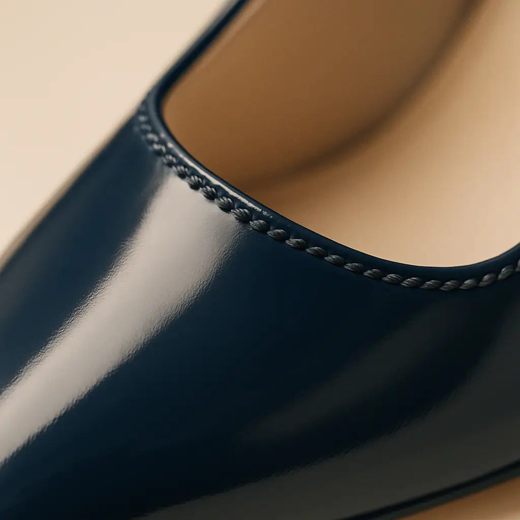 Zoom sur la couture d'un escarpin bleu marine